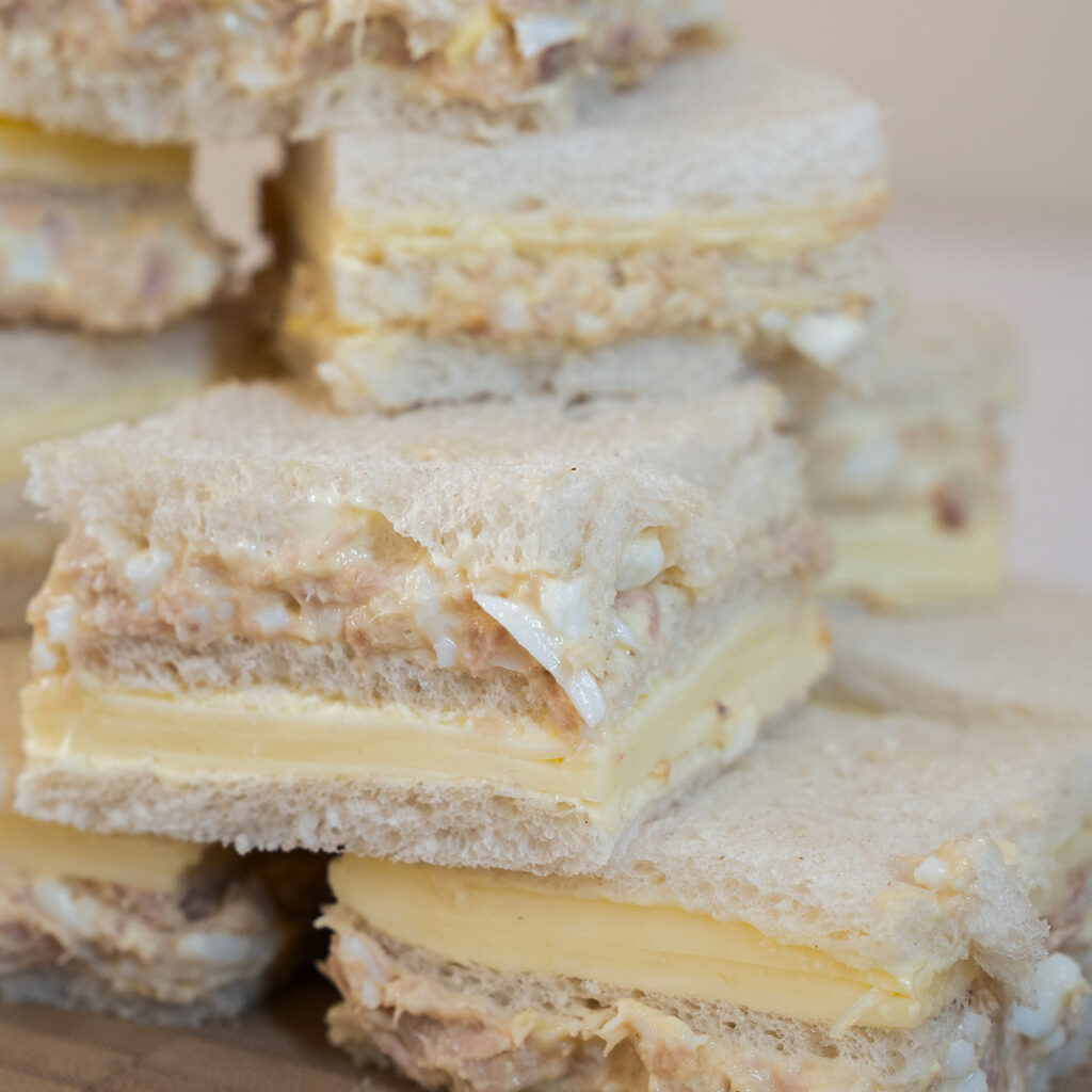 Triples de Atún, queso y huevo hover